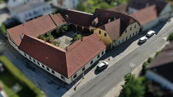 Expose Traditioneller Vierkanthof mit Heurigenlokal, zwei Wohnhäusern und ausbaufähigen Lagerräumlichkeiten in Furth-Palt bei Krems!