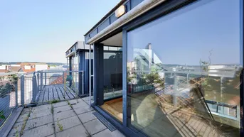 Große Dachterrasse mit Fliesenboden und weitem Blick über die Stadt, ideal für Entspannung im Freien.