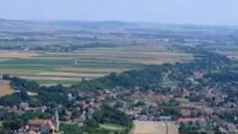Expose SANIERUNGSBEDÜRFTIGES EINFAMILIENHAUS MIT 2 EINHEITEN AUF GROSSEM BAUGRUND!