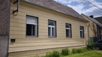 Expose Bewohnbares Einfamilienhaus mit großem Grundstück in Sollenau!