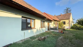 Expose DREIKANTHOF IN ZENTRALER GRÜNLAGE - 1.300 m² Grundfläche - 180 m² Scheunen