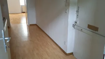 Expose 2,5-Zimmer Altbauwohnung renovierungsbedürftig