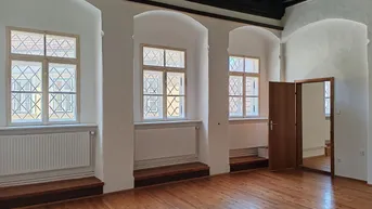 Expose Wohnen im Schloss! - Sanierte 2-Zimmerwohnung mit Gartenmitbenützung!