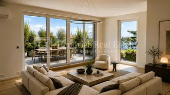 Helles Wohnzimmer mit modernem Sofa, Holzboden und direktem Zugang zu einer möblierten Terrasse.