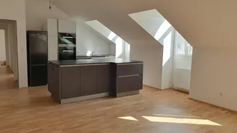 Expose Herrliche Vier-Zimmer-Dachgeschoßwohnung mit hofseitiger Terrasse zu mieten, 1050 Wien