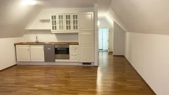 Expose Lichtdurchflutete Dachgeschosswohnung im Herzen von Steyr - Top 03