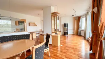 Expose Tolle, klimatisierte Maisonette-Wohnung mit 3 Schlafzimmern, 2 Badezimmer, Küche, Dachterrasse und Balkon