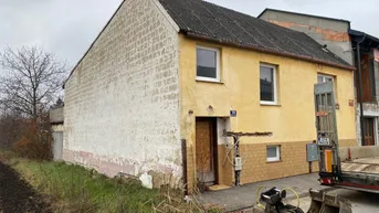Expose Grundstück samt teilrenoviertem Haus und Garage