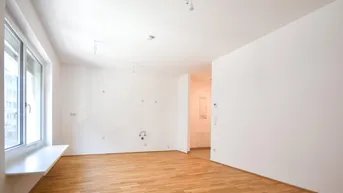 Helles, leeres Zimmer mit Parkettboden und großen Fenstern, bereit zur individuellen Gestaltung.