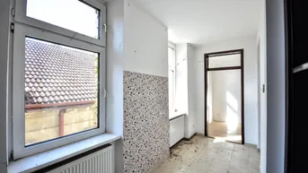Expose Altbau mit Charme – lichtdurchflutete Wohnung zum Sanieren