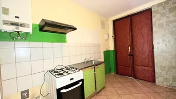 Expose Altbauwohnung mit Potenzial im EG – 1 Zimmer, sanierungsbedürftig, Bus vor der Tür