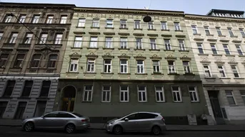 Expose Sanierungsbedürftige 2-Zimmer-Altbauwohnung mit Entwicklungspotenzial – ca. 46 m² in zentraler Lage