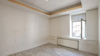 Expose Sanierungsbedürftige zwei-Zimmer-Wohnung direkt an der U3