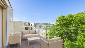 Geräumige Terrasse mit modernen Gartenmöbeln und Blick auf die Stadt und viel Grün.