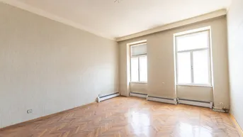 Helles Zimmer mit Fischgrätparkett und zwei Fenstern, bereit für die Renovierung.