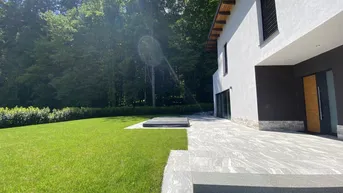 Expose Modernes Traumhaus mit Pool, herrlichen Terrassen, Caports-ERSTBEZUG