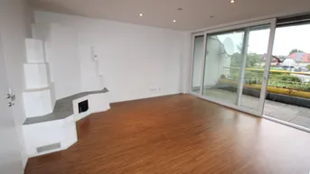 Helles Wohnzimmer mit Kamin und großzügigem Zugang zu einer Außenterrasse.