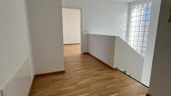 Expose Geräumiges Einfamilienhaus auf Eigengrund mit 2 getrennten Wohnbereichen