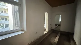 Expose UNSANIERTE ALTBAUWOHNUNGEN NÄHE AUGARTEN!