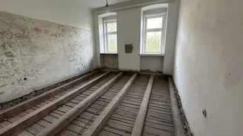 Expose UNSANIERTE ALTBAUWOHNUNGEN NÄHE AUGARTEN!