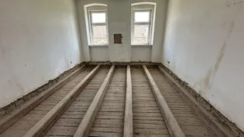 Expose UNSANIERTE ALTBAUWOHNUNGEN NÄHE AUGARTEN!