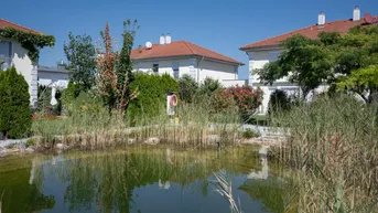Expose Modernes Familienhaus mit direktem Zugang zum privaten Schwimmteich