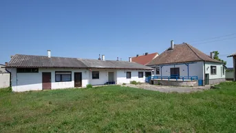 Expose Ein - Mehrfamilienhaus mit Zusatzgebäude und Garagen