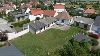 Expose Ein - Mehrfamilienhaus mit Zusatzgebäude und Garagen