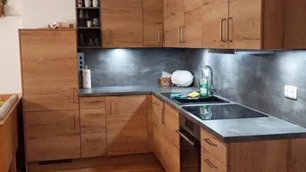 Expose Teilmöblierte 2-Zimmer-Neubau-Mietkaufwohnung im 1. OG inkl. Carport