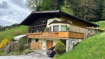 Expose Wohnhaus mit 5-Zimmer in Ruhelage, mit großem Balkon, Keller, Garage und Carport!
