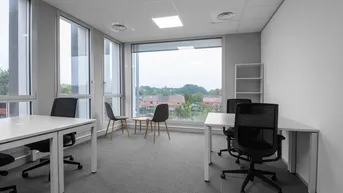 Expose Privater Büroraum für 3 Personen in Regus Flybridge 