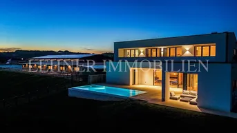 Expose ANWESEN DER SUPERLATIVE – LUXUSVILLA MIT EXKLUSIVEM PFERDESTALL AUF IDYLLISCHEN 27.760 M. GRUNDSTÜCK, MIT HOCHMODERNER PHOTOVOLTAIKANLAGE (324 KWP)