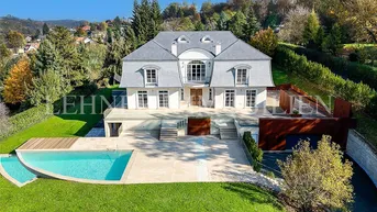 Luxuriöse Villa mit großem Garten, Pool und weitläufiger Terrasse in grüner Umgebung.