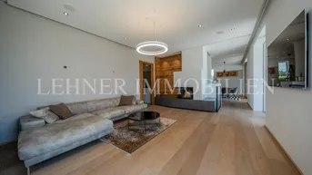 Modernes Wohnzimmer mit gemütlichem Kamin, bequemer Couch und Holzboden.