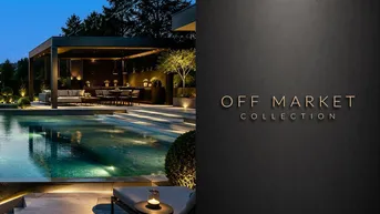 Luxuriöser Außenbereich mit beleuchtetem Pool, moderner Pergola und stilvollem Lounge- und Essbereich.