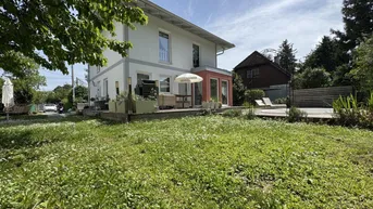 Expose Exklusives Wohnensemble: Zwei Häuser, ein Lebensgefühl – mit Pool &amp; Sauna!