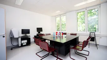 Expose +Modernes Büro ca. 297 m² ,15-20 Räume insgesamt möglich, Teeküche, Toiletten, optionale PKW Stellplätze, optionaler Keller+