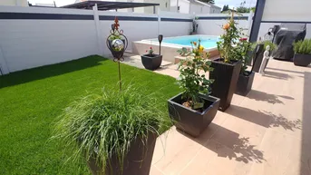 Expose WIE NEU ! Exklusives Reiheneckhaus TOP Ausstattung inkl. mit POOL in idyllischer Ruhelage – Perfekt für Paare &amp; Familien, VOLLAUSSTATTUNG !
