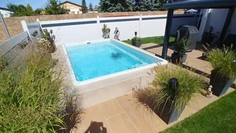 Expose WIE NEU ! Exklusives Reiheneckhaus TOP Ausstattung inkl. mit POOL in idyllischer Ruhelage – Perfekt für Paare &amp; Familien, VOLLAUSSTATTUNG !