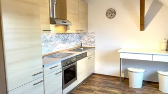 Expose Reserviert! Möblierte 2-Zimmer-Dachgeschosswohnung mit Parkplatz und Gartennutzung