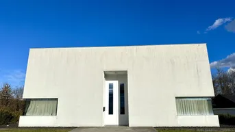 Expose Modern minimalistisches Büro/Galerie Gebäude im Grünen mit Parkplätzen