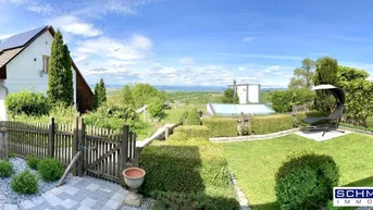 Weitläufiger Gartenbereich mit Rasen, Hecken und einem weiten Blick über die Landschaft.