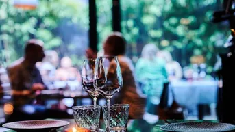 Expose UNBEFRISTET! Schönes Souterrainlokal mit Gastgarten auf Eigengrund