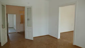 Expose Erstbezug, 3 Zimmer, herrschaftlich, günstig, verkehrsgünstig.