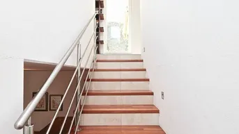 Expose Stadtgrenze von Wien! Elegantes Einfamilienhaus mit uneinsehbarem Garten, restauriertem Weinkeller und Doppelgarage