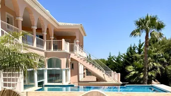 Expose Uneinsehbare Villa mit Terrassen und großem Garten, Swimmingpool und Meerblick