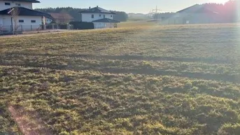 Weitläufiges Grundstück mit Blick auf umliegende Häuser und sonnige Landschaft.