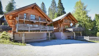 Expose Ein exklusives Ensemble von drei außergewöhnlichen Rundholz-Chalets