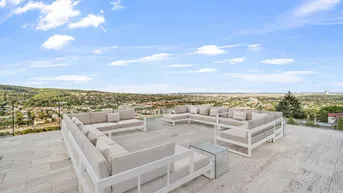 Geräumige Dachterrasse mit bequemen Lounge-Möbeln und einem atemberaubenden Panoramablick über die Stadt und die Landschaft.