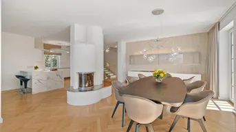 Eleganter Essbereich mit modernem Kamin, Parkettboden und offener Verbindung zur Küche.